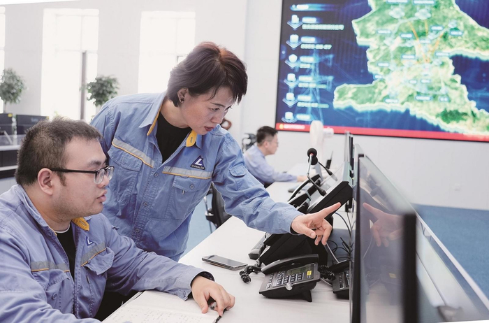包头铝业调度通信中心经理徐俊霞与同事沟通相关数据内容。记者 常静 摄