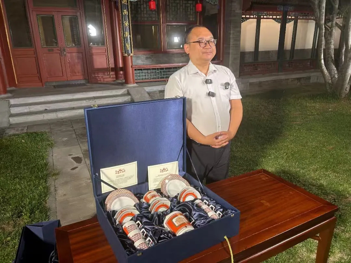 ​彭湃向记者展示普京总统送给他的礼物。来源：环球时报