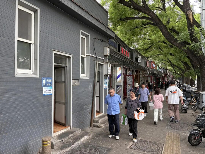 ▲记者探访发现1小时内无人在此公共卫生间门口拍照 红星新闻记者 付垚 摄