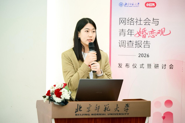 图：小红书副总编辑王静发布报告