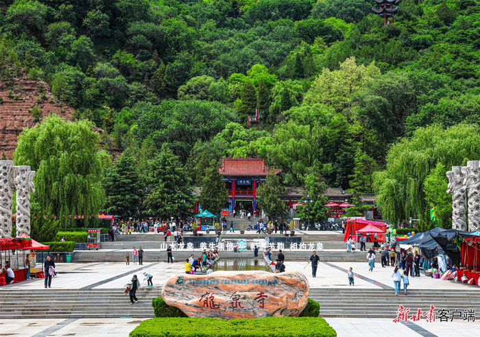 龙泉寺景区游人如织。新甘肃·甘肃日报通讯员 于金玉摄