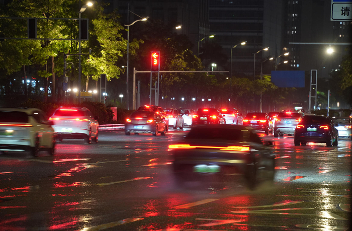 　▲2026年5月20日，广东佛山，暴雨中行驶的车辆 图据视觉中国