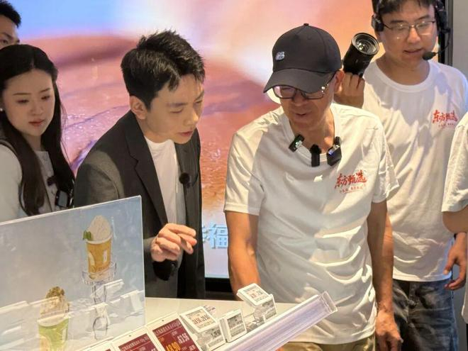 俞敏洪同东方甄选主播一同探店。图片来源：每经记者李宇彤 摄