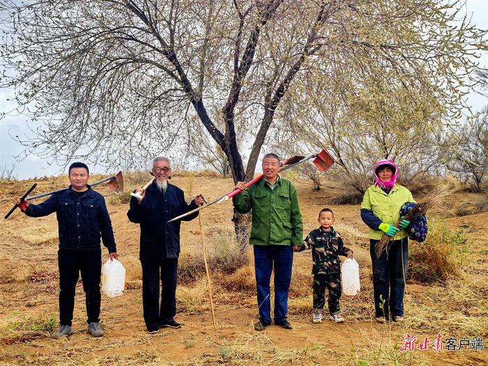 四代人在治沙点。王银吉供图