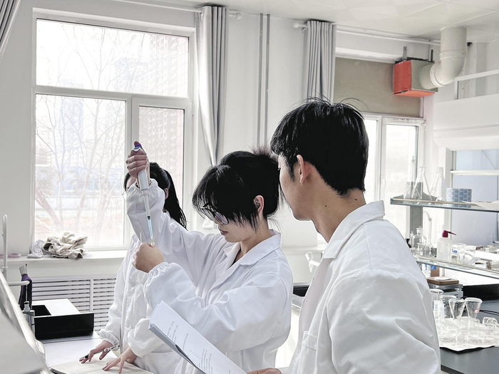 生态工程学院学生开展实验课程。王一婷 摄