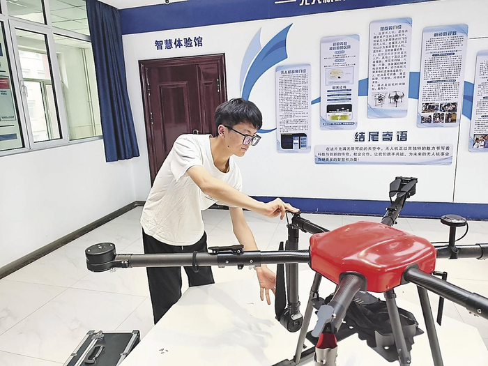 机电工程学院智能控制技术专业学生操作无人机。张武寿 摄