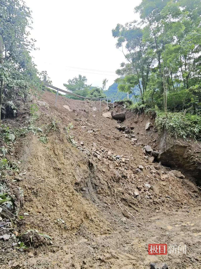 道路被冲毁（极目新闻记者摄）