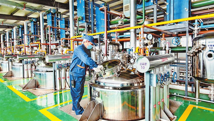图为禹州市天源生物科技有限公司青蒿素自动化提取生产线正在满负荷运行。河南日报资料图