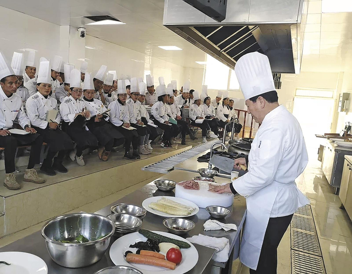 西宁老八盘技艺代表性传承人、青海省烹饪饭店协会理事会副会长范增福为城院文旅学院学生授课。张洪福 摄