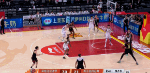势大力沉！雷琼·塔克抢断反击一条龙 起飞滑翔单臂炸筐