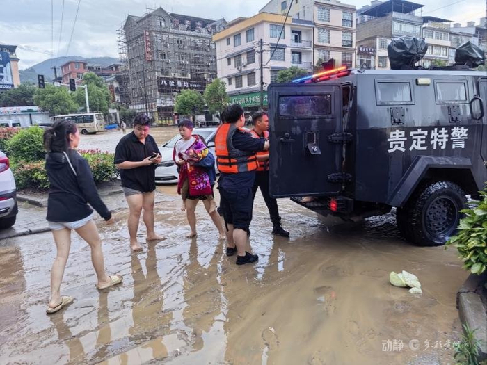 图为贵定县公安局民辅警利用特种车辆转移受困群众