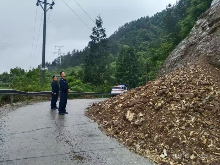 图为松桃苗族自治县公安局蓼皋派出所民辅警对辖区山体边坡开展隐患排查巡查。