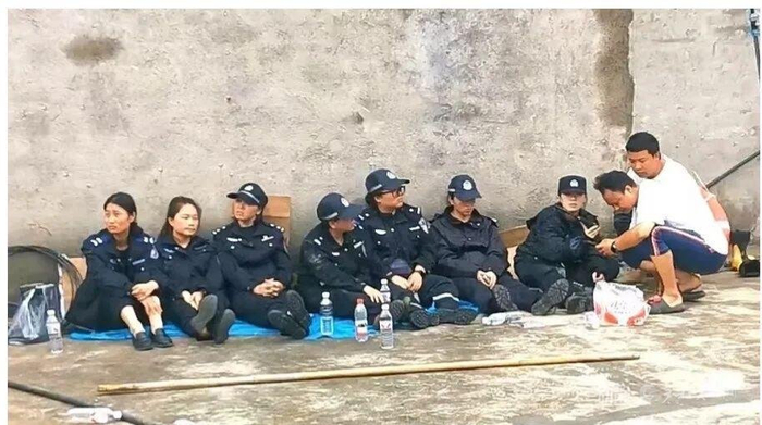 图为贵定县公安局民警在抢险救援间隙休息调整
