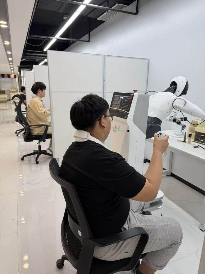 图：机器人训练场景，来源：每经记者 王郁彪 摄