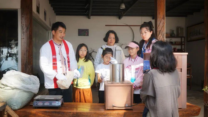 游客体验传统制茶。图源：新华社