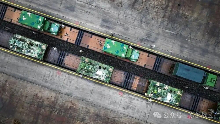 　　连日来，陆军某部防空分队开展跨区域远程铁路机动投送训练，锤炼部队快速装载、远程机动能力。（来源：东部战区）