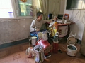 用废弃物“手搓”架子鼓的男孩有真鼓了