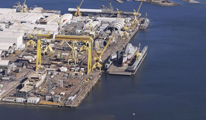 ▲美国海军“朱姆沃尔特”号（USS Zumwalt）驱逐舰在密西西比州帕斯卡古拉的亨廷顿英格拉斯造船厂（图源/美联社）