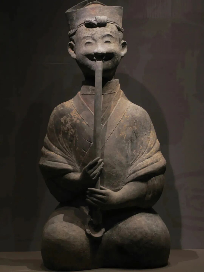从左到右依次为陶女舞俑、陶抚琴俑、陶吹笛俑。图源成都博物馆