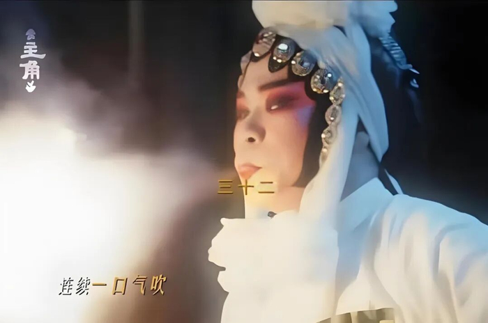 ▲为了更好体现出秦腔非遗绝活——“吹火”，孙浩每天对着松香粉反复练习。