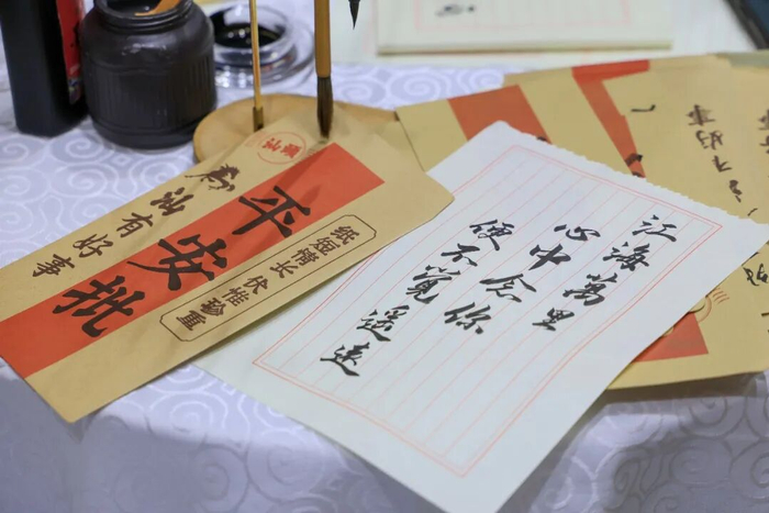 　　在深圳举行的第二十二届文博会上，工作人员现场为观众写的“侨批”。新华社记者 毛思倩 摄