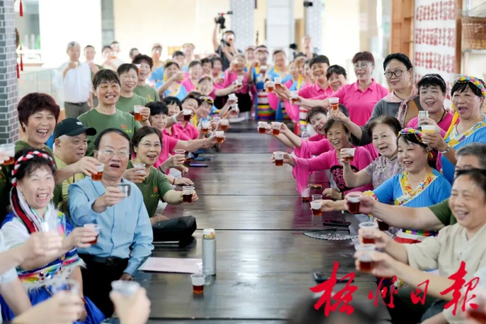 5月21日，梧州市60多名茶友自发相聚百盛购物中心的六堡老茶街，开展六堡茶文化交流分享活动。  杨扬 摄