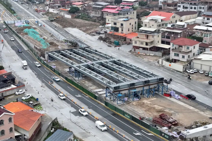 施工单位中建海峡建设发展有限公司项目经理叶奇伟表示，漳泉肖铁路桥下路面标高较低，长期以来遇到短时强降雨时容易积水，影响通行，甚至中断交通，该项目建设将有效解决积水问题。当前一阶段导改已完成，进城方向交通基本不再受暴雨影响。接下来，施工方将抓紧推进铁路桥箱涵拆除和出城方向导改路面抬升，尽快实现出城方向导改，把“堵点”一个个拆开，把“断点”一段段接上。