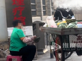 云南开远一摊贩往西瓜上抹不明液体，当地市监局：已对液体检测