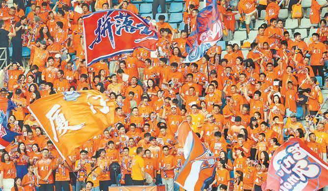 　　闽超厦门队主场气氛十分热烈。图为厦门队主场对阵泉州队时，厦门球迷摇旗助威。（记者 唐光峰 摄）
