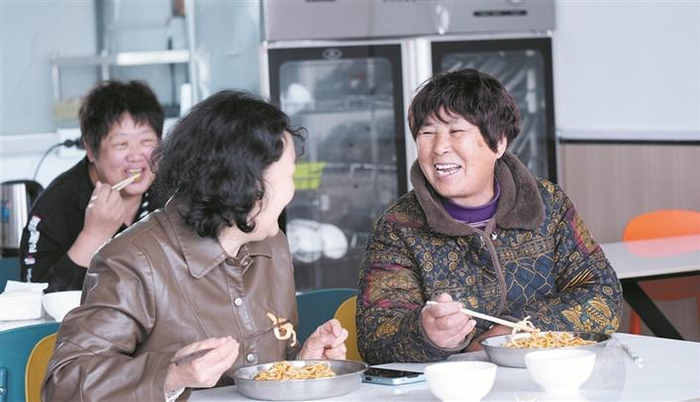 5月15日，在十师北屯市海川社区食堂，老年居民一起吃饭聊天。 兵团日报常驻记者 李正虎 通讯员 龚素梅 摄