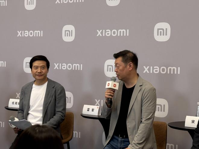  雷军、胡峥楠接受采访（图源：界面新闻） 以下为小米YU7发布会后媒体访谈实录，略作编辑