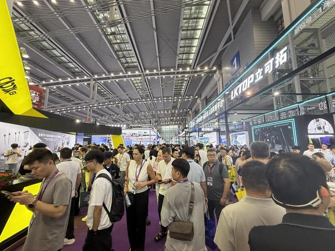 图：在展会现场，外国参观者与采购商较2025年明显增多 来源：每经记者 黄婉银 摄
