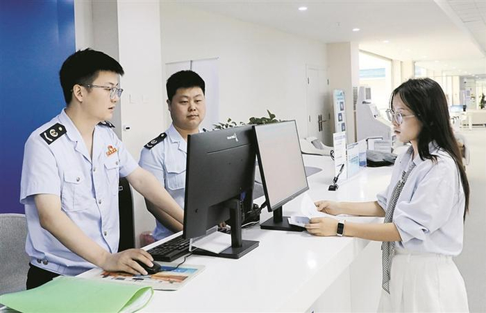 5月15日，在一师阿拉尔市政务服务大厅，工作人员为个体工商户办理业务。 兵团日报常驻记者 曾维 摄