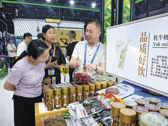 第八届西洽会青海展馆内，青海好物深受欢迎。本报记者 王菲菲 摄