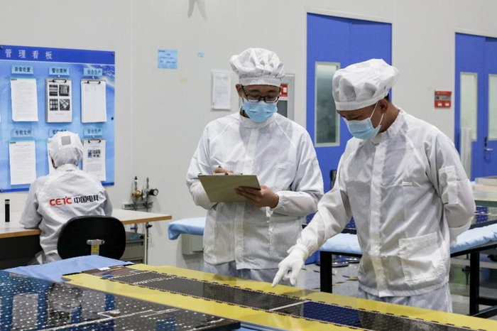 电科蓝天科研人员详细检查商业航天用太阳电池阵外观。
