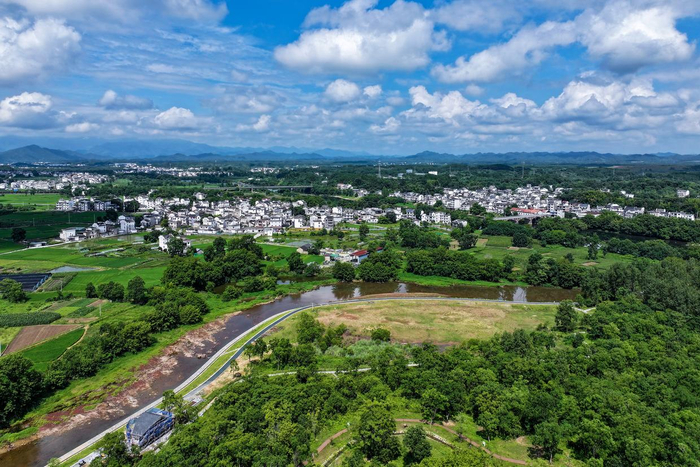 这是在安徽省黄山市屯溪区黎阳镇傍霞村拍摄的风景（2025年7月12日摄，无人机照片）。新华社发（樊成柱 摄）