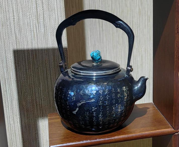 乌铜走银创新作品—茶具 记者 张雁群 摄