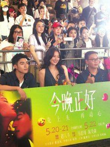 马思纯与影迷现场合影。王一理摄