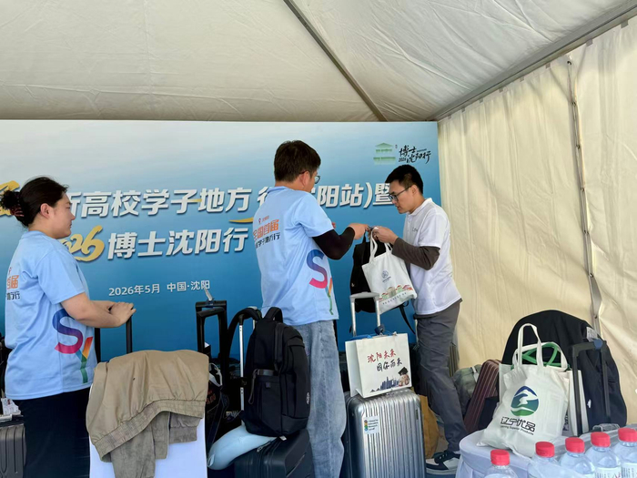 工作人员帮学子寄存行李。人民网记者 孝媛摄