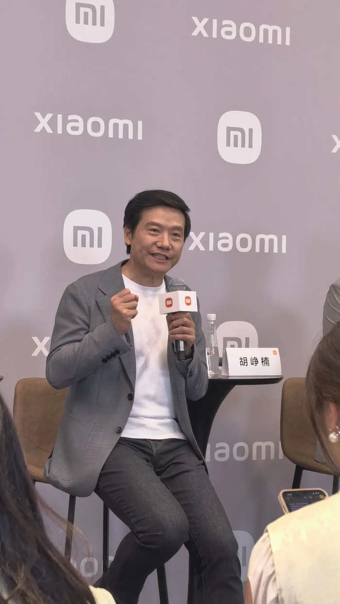 10个月只赢了2次，雷军：输给特斯拉不丢人，YU7现已有绝对竞争力！“从造车第一天开始，米粉和大众就期待我们超过特斯拉”
