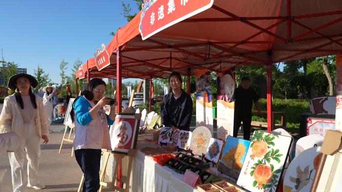 活动现场非遗集市展品，吸引游客前来挑选。陈贝贝 摄