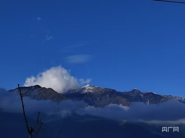 云雾缭绕间的苍山（央广网记者  魏文青    摄）