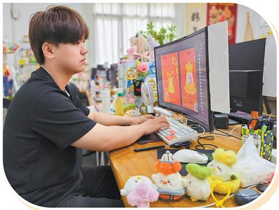 设计师在设计新款“蒜鸟”玩偶。本报记者 吴 君摄