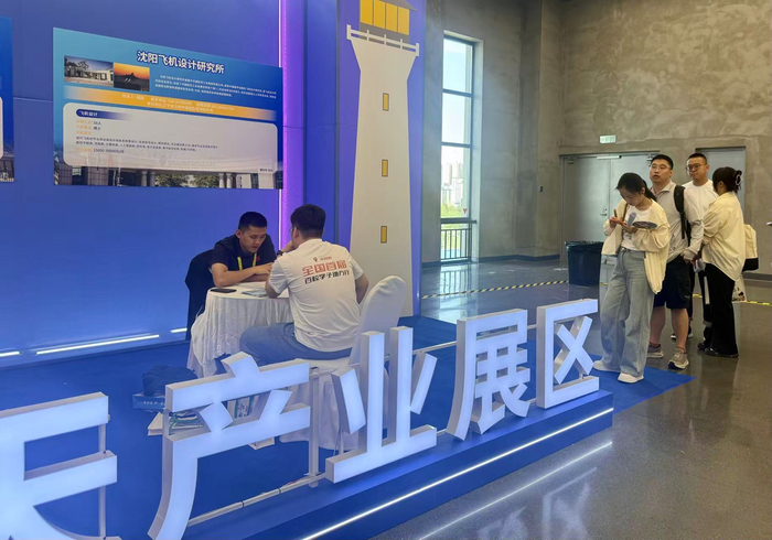 学子们在用人单位展位前排队咨询岗位信息。人民网记者 孝媛摄