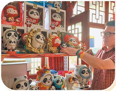 张文全在整理自己收藏的“墩墩”系列文创产品。本报记者 施 芳摄