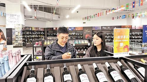     5月18日，在位于临空经济区（廊坊）的叁时叁刻跨境体验店，工作人员（右）向顾客介绍进口商品。本报记者 刘 杰摄