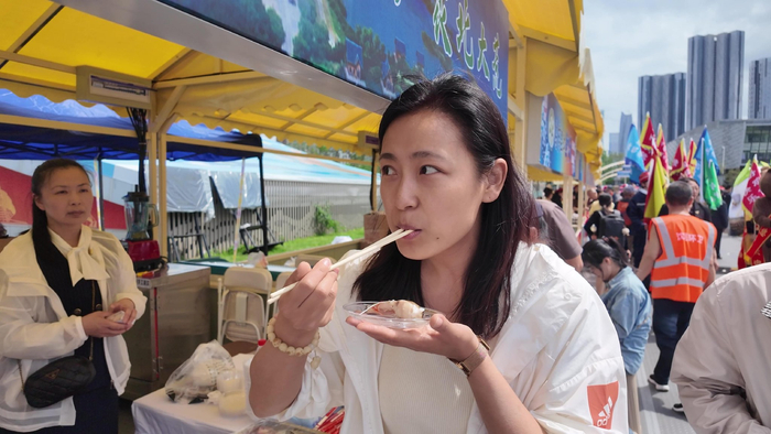 沈阳市民李女士品尝兴凯湖大白鱼
