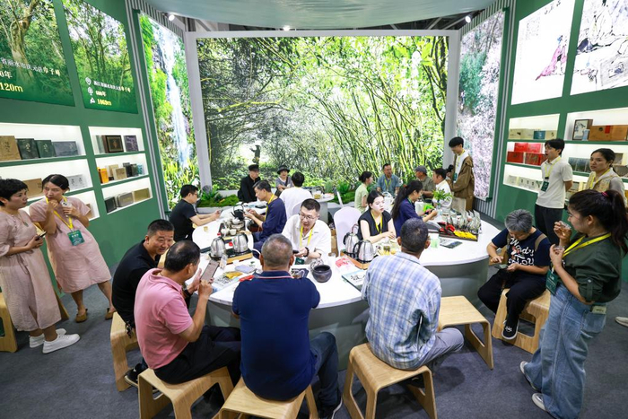 5月21日，观众在茶博会上的丽水市庆元县荒野茶展区品茶。新华社记者 江汉 摄