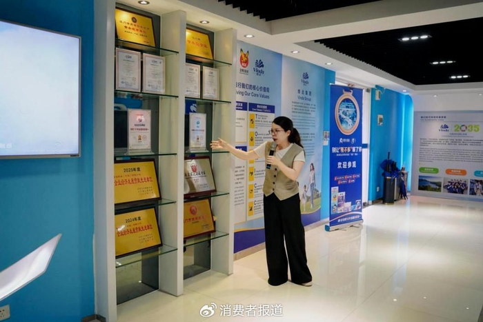 工作人员给探访团讲解维达的发展历程