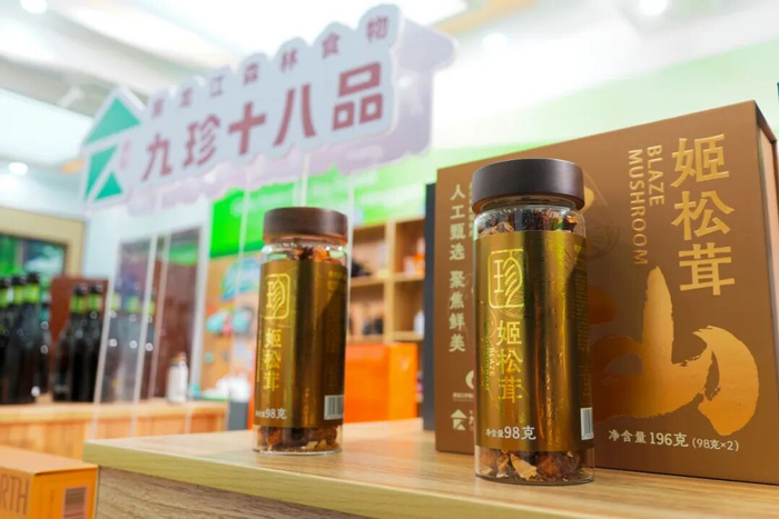 2026年5月12日，伊春森工集团产品展示厅展出的“龙江好物”。新华社记者 王祚 摄